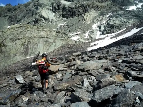 Sur les hauteurs du col dans les Alpes 