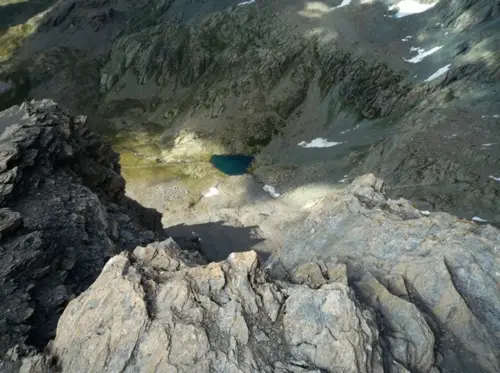 Du sommet de la Pointe Joanne : 500m plus bas le lac Lestio VTT au Queyras 