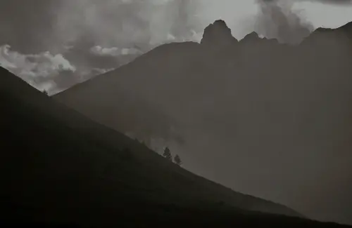 Le brouillard envahit doucement le vallon dans les Alpes, France VTT au Queyras