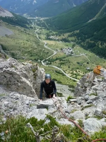 Avec vue sur la route menant au col du Lautaret, ainsi que sur le petit village du Lauzet lors de notre sortie grimpe dans la vallée de la Guisane 