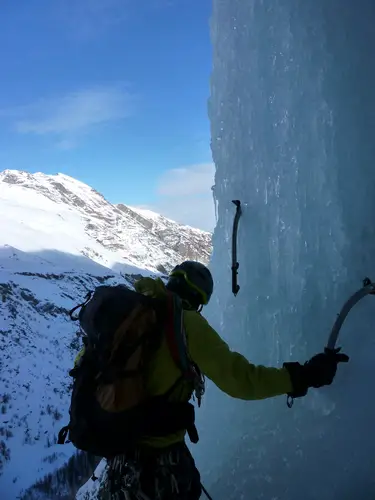 Ascension de la cascade de glace Wild Girl