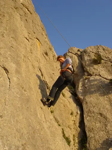 Découverte de la grimpe, toujours l'occasion de tester les baudriers lors de l'ascension du Canigou