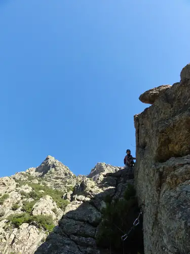 Encore un peu à l'ombre mais pas pour longtemps: nous naviguons d'une atmosphère à l'autre. Initiation alpinisme au Caroux