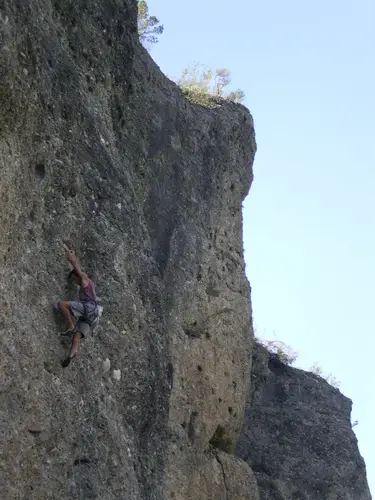 Sur le pilier aerien du Berger de ghisoni 7a durant une session escalade à Guillestre