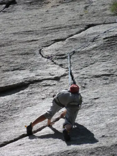 Gwen se démène dans incastromania et son superbe S durant notre trip escalade en Italie