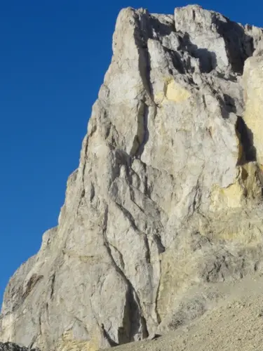 Le superbe élan du pilier, on y perçoit les 2 grimpeurs du jour, si si... session grimpe au Pic de Bure