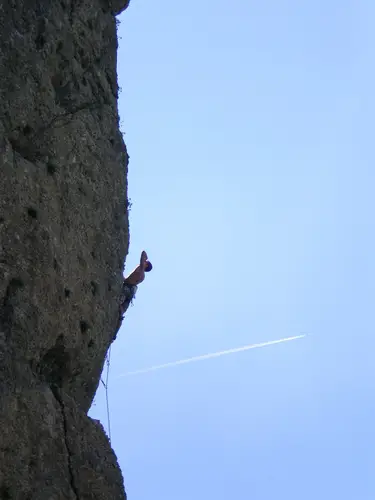 Sur le pilier aerien du Berger de ghisoni 7a lors d'une session escalade à Guillestre