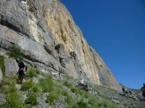 On distingue le superbe secteur de couenne dans le grand mur raide et compact tout à droite durant notre sortie grimpe dans la vallée de la Guisane 