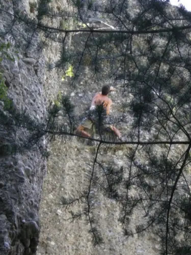 Grimpe entre les pins et les galets, un petit goût de mer à la montagne lors d'une session escalade à Guillestre