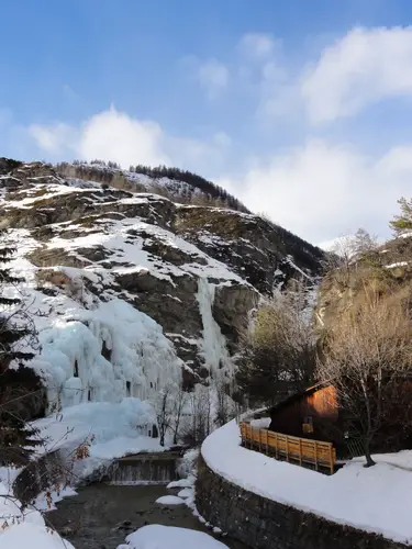 Qui continue un petit peu derrière (glace et dry) - cascade de glace