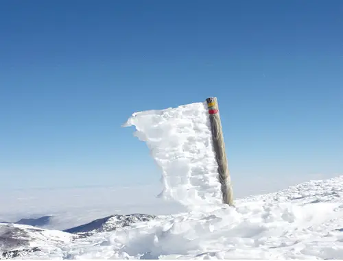 Beau travail du vent pour jalonner notre montée en ski de randonnée au Pic de Madres