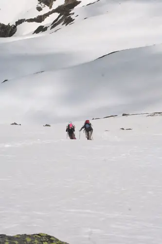 Malgré les sacs allégés, l'effort est intense - randonnée à Sentein