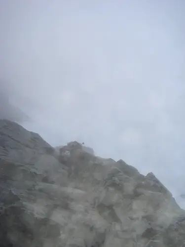 Visibilité moyenne la tête dans les nuages lors de la session alpinisme facile