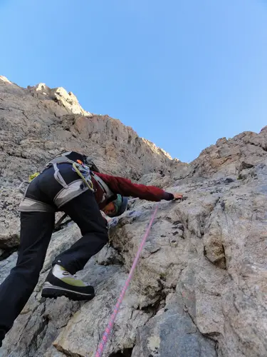 Elle se régale de sentir le bout des doigts serrer les prises. Prise par FD lors de l'initiation alpinisme