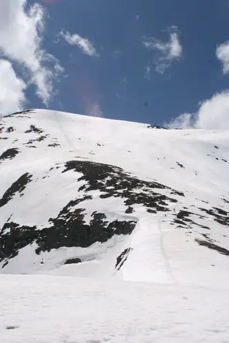 Une belle face, de belles pentes, on en regretterait presque les skis - randonnée à Sentein