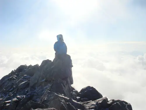 Illumination de Benji, qui plane au-dessus de la mer de nuage lors de la session alpinisme facile