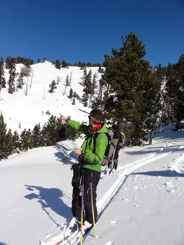 Un peu d'orientation durant notre ski de randonnée au Pic de Madres pour varier le plaisir de la descente, Olivier à l'œuvre. 