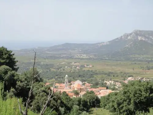 Vue sur le village de Calenzana lors de notre traversée de la Corse