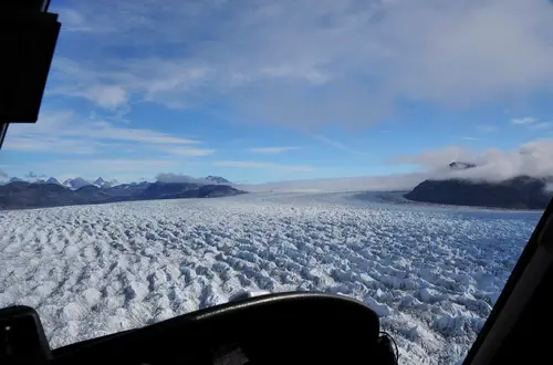 Survol hélico du glacier Qorqup émissaire de la calotte lors de mon voyage au Groenland