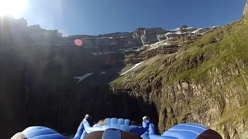 Vol en Wingsuit depuis la Tour du Marboré dans le Cirque de Gavarnie