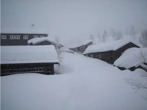 Hameau de Skogadalsboen en Norvège sous la neige