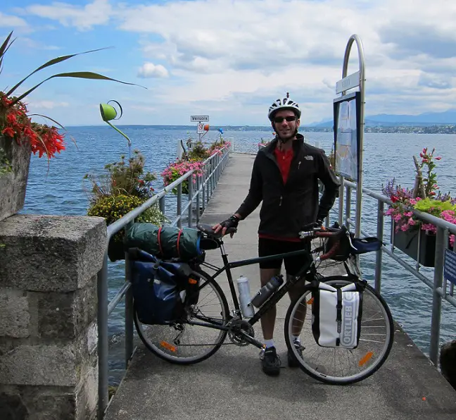 Sur les berges du lac léman à Versoix lors du tour de suisse en vélo 
