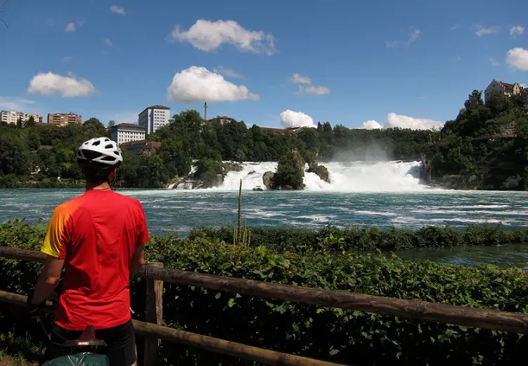 Les chutes du Rhin près de Schaffhaus lors du tour de suisse en vélo