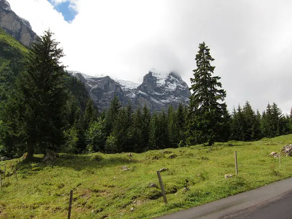 Sous les nuages et la pluie durant le tour de suisse à vélo