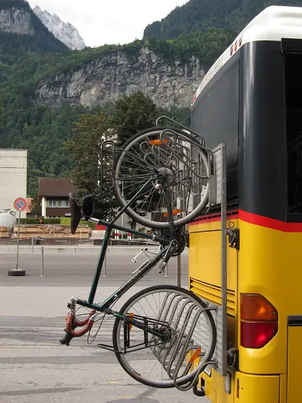 Un petit coup de bus durant le tour de suisse en vélo
