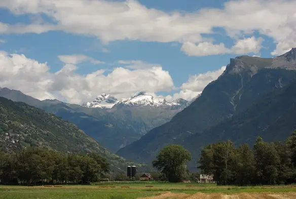 Vue sur des 4000 du Valais depuis la vallée du Rhône lors du tour de suisse en vélo 