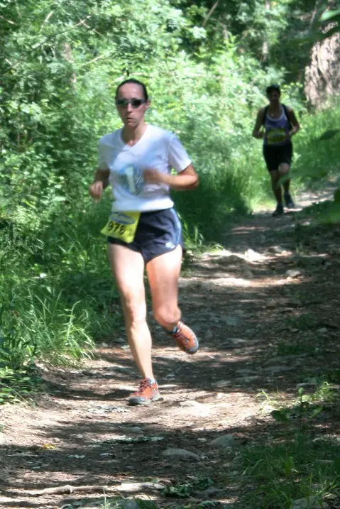 trail Montpellier Pauline en plein effort dans la cécilienne au Festa Trail - 2011 - Jean-yves Ferrandis