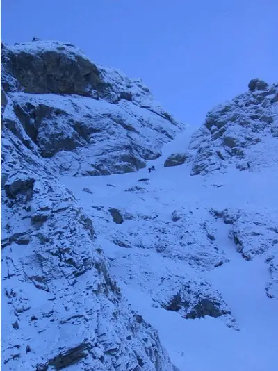 La cordée qui nous devance dans le premier couloir conduisant au replat au milieu de la face - Alpinisme dans les Pyrénées