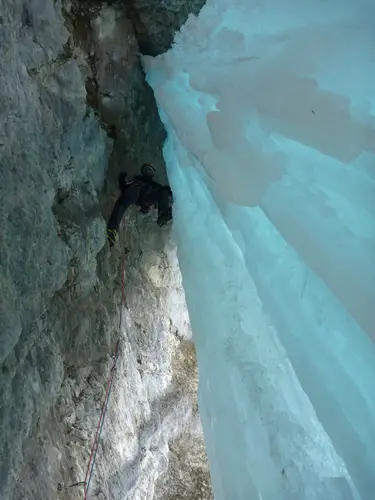 Jade se laisse tenter par un petit dry durant le séjour Alpinisme à Ceillac