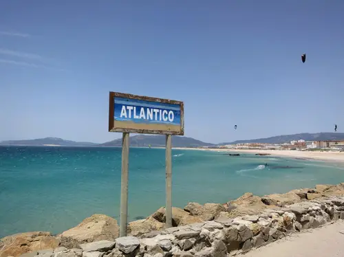 Kite-surf sur l'océan atlantique à Tarifa durant notre voyage à vélo en Andalousie