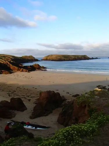 Bivouac après une journée de kayak de mer en Bretagne