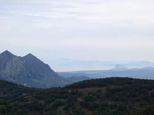 La mer, le rocher de Gibraltar à droite et les montagnes du Maroc au fond durant notre voyage à vélo en Andalousie