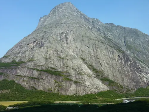 La vallée de Romsdal de l'autre côté est finalement le lieu phare de la région pour la grimpe en Norvège