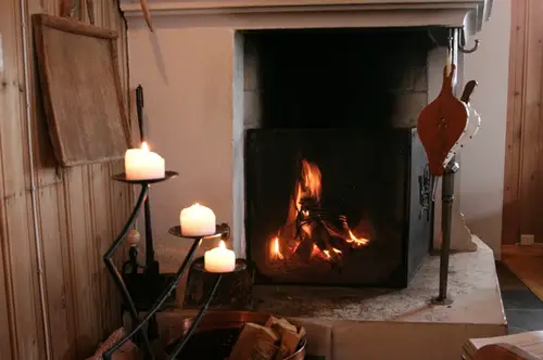 L'ambiance feutrée du refuge contraste avec la rudesse de la tempête qui sévit à l'extérieur en Norvège