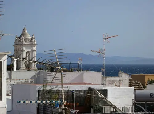 Le Maroc depuis les terrasses de Tarifa durant notre voyage à vélo en Andalousie