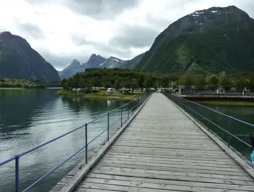 Le camping d'Andalsnes se trouve de l'autre côté du pont idéal avant l'ascension du ascension du Trollryggen en Norvège