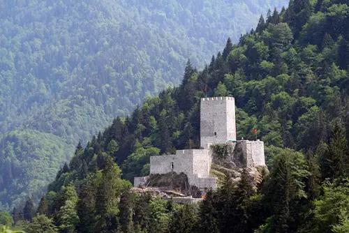 Le château médiéval de Zilkale dans son écrin de verdure en Turquie