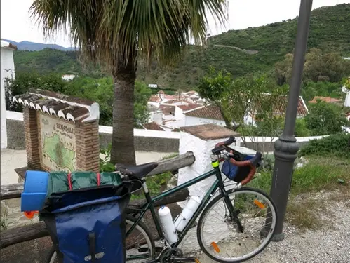Le village de Benadalid durant notre voyage à vélo en Andalousie