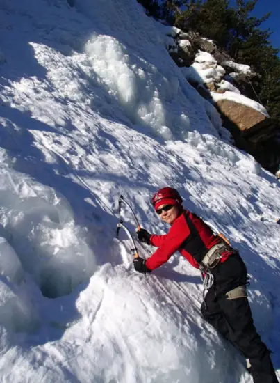 Petite cascade artificielle pour commencer mon stage de cascade de glace avec ICE FALL Petite cascade artificielle pour commencer mon stage de cascade de glace avec ICE FALL
