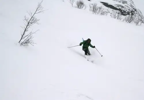 Lucas en plein virage durant notre Trip ski de randonnée en Norvège