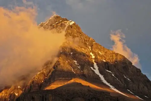 Lumière du soir sur le sommet durant notre Trek en Colombie Britannique