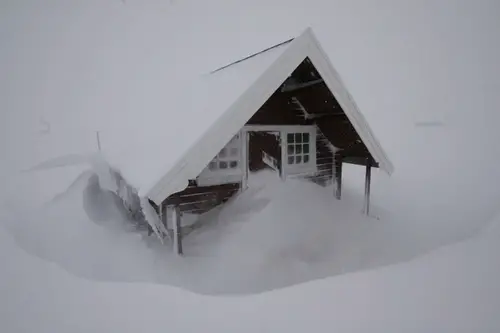 Maison du village de Fondsbu sous une neige digne de la Norvège