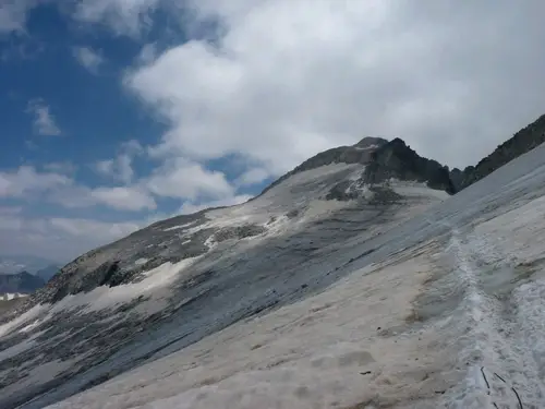 Marche sur le glacier jusqu'au col de Coronas en direction de l'Aneto