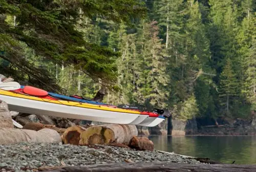 Nos kayaks se reposent sur la plage durant notre Trek en Colombie Britannique