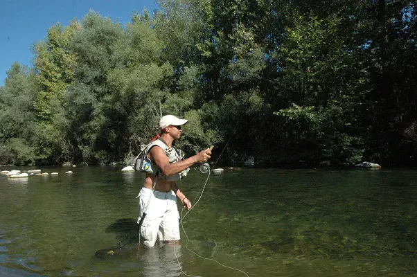 pêche à la mouche dans l'Hérault avec Olivier pêchant à Saint Bauzille de Putois