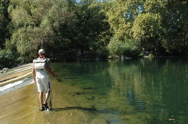 pêche à la mouche dans l'Hérault avec Olivier traversant le barrage de Laroque